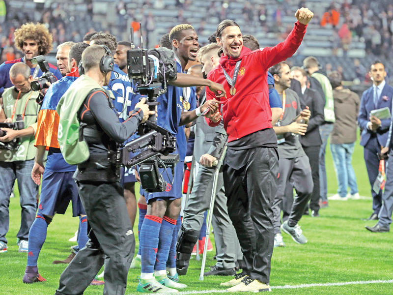 إبراهيموفيتش بعد فوز فريقه بلقب الدوري الأوروبي