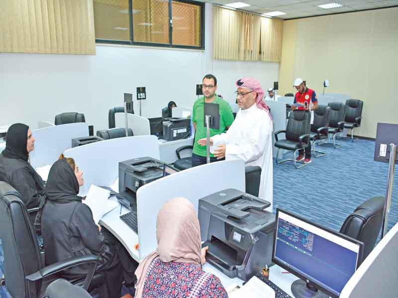 كاظم خلال حديثه مع موظفات «الكاونتر»