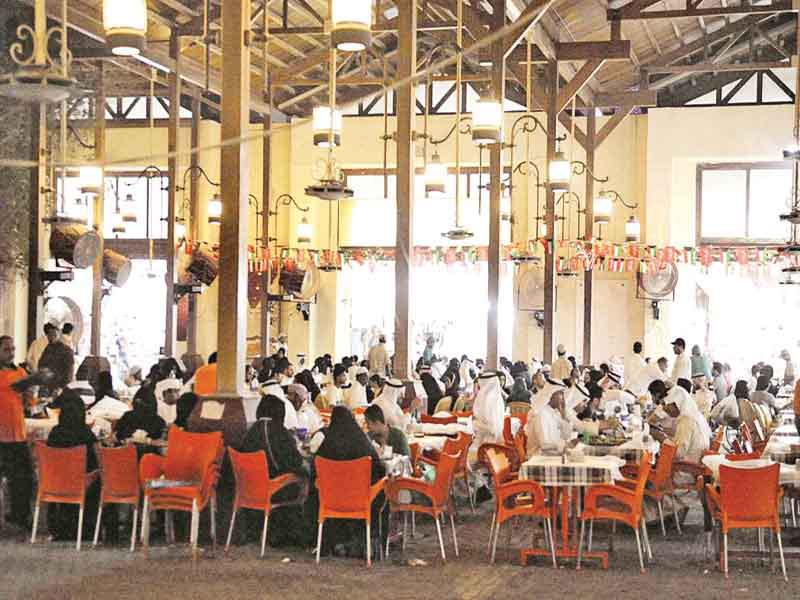 مقاهي المباركية الملاذ الأبرز للرواد في رمضان