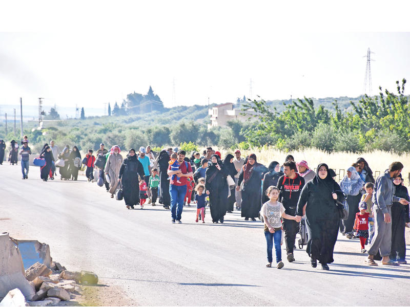 نازحون من أعزاز يصلون إلى عفرين أمس (أ ف ب)