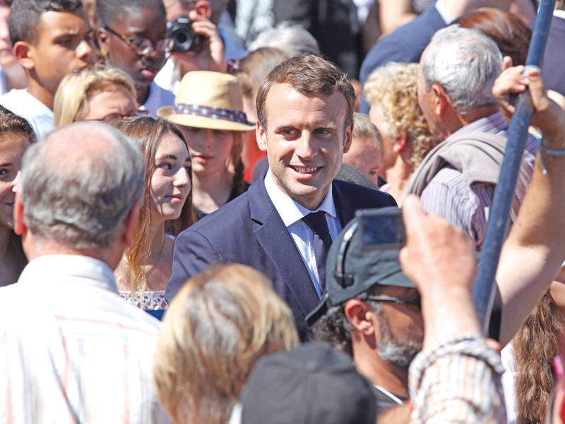 ماكرون خلال مشاركته في احتفال بذكرى «مذبحة سورغلان» التي وقعت أثناء الحرب العالمية الثانية جنوب فرنسا  اليوم (أ ف ب)