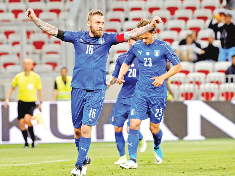 دي روسي نجم المنتخب الإيطالي خلال المباراة الماضية