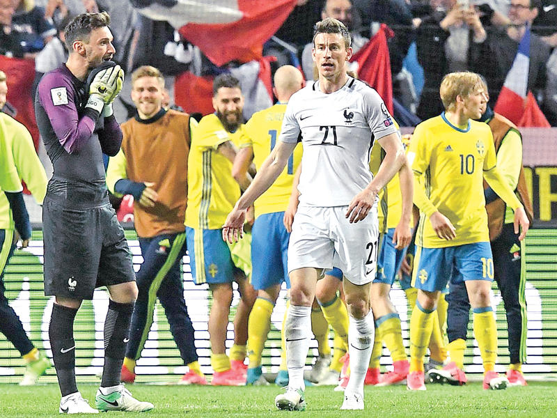 لوريس حارس مرمى فرنسا وزميله كوتشيلني بعد انتهاء المباراة