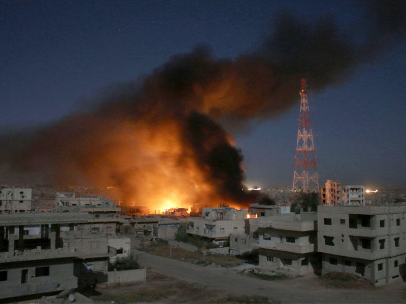 دخان عقب غارة جوية ذكرت على منطقة يسيطر عليها المتمردون في مدينة درعا