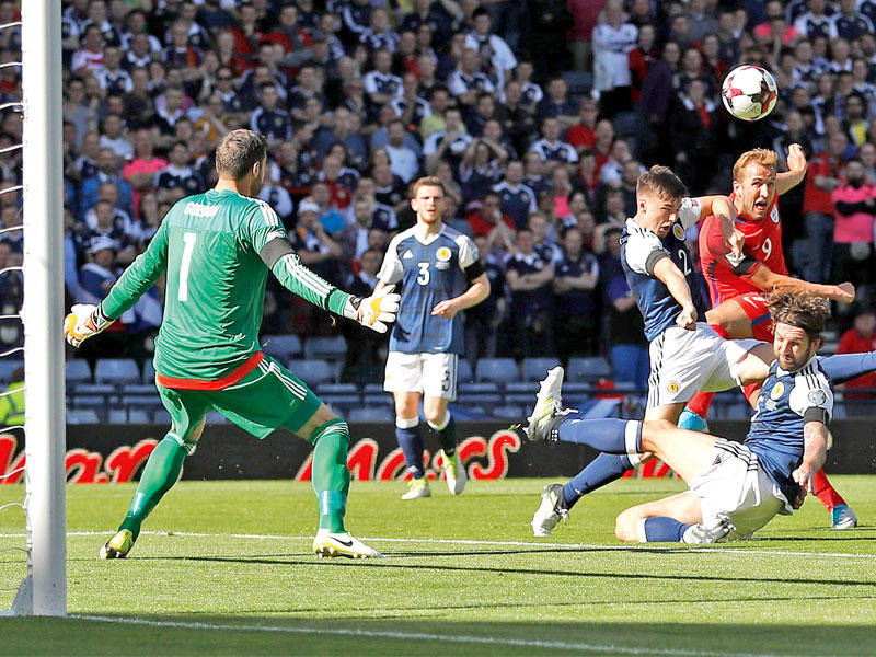 كين نجم المنتخب الإنكليزي في محاولة أمام مرمى اسكتلندا