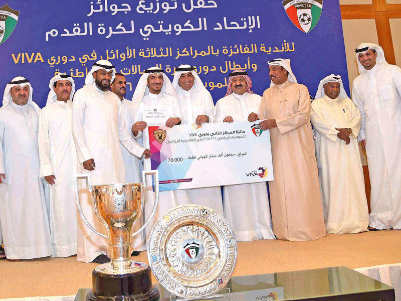 سعود بوحمد ونجوم القادسية يتسلمون جائزة المركز الثاني