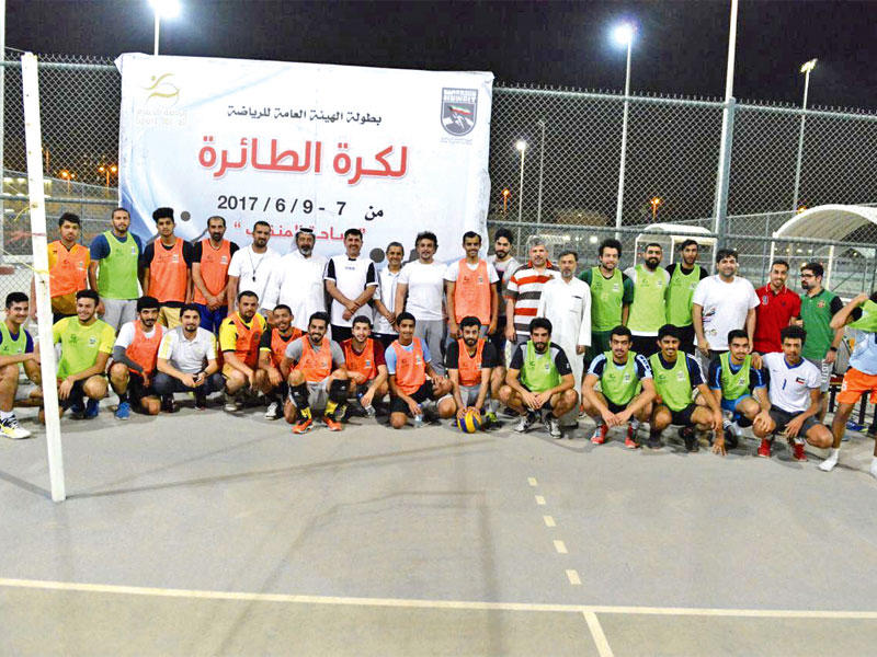 الصايغ مع الفرق الفائزة بالدورة