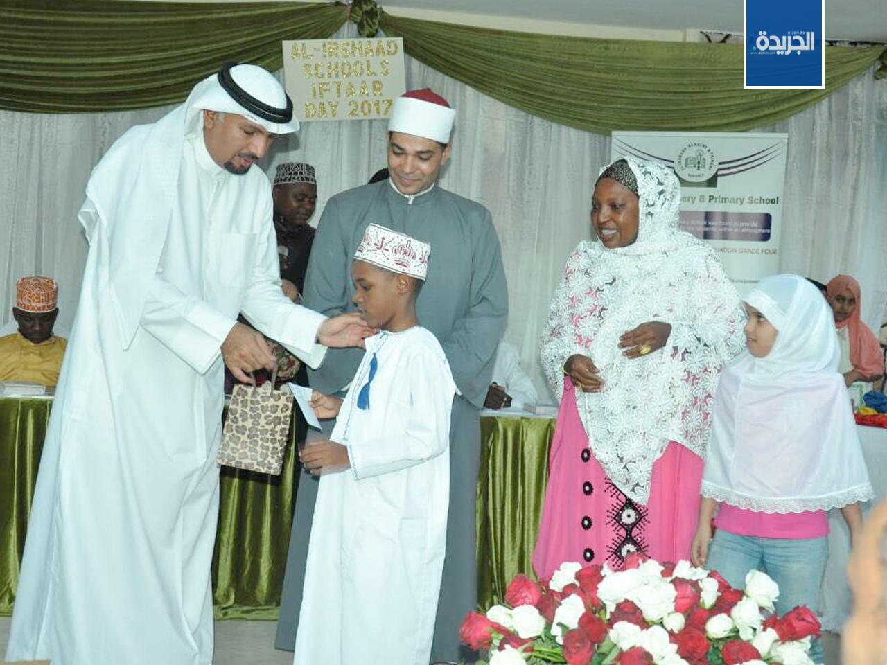 سفير دولة الكويت لدى تنزانيا جاسم الناجم خلال تكريم عدد من الطلبة والأيتام
