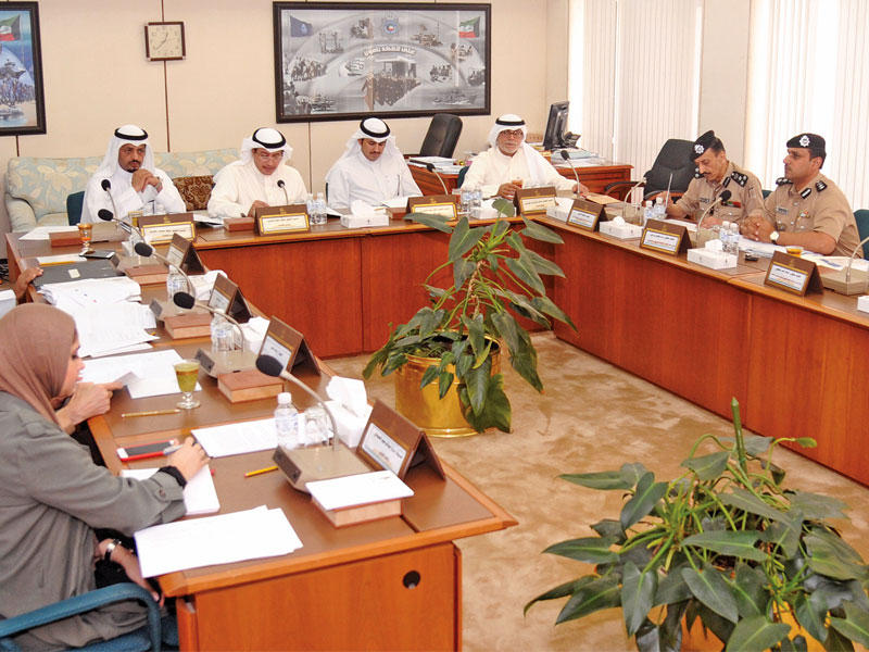 أعضاء اللجنة في اجتماع سابق مع ممثلي وزارة الداخلية