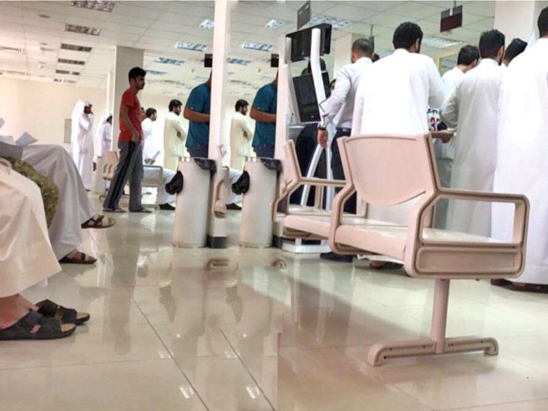 ازدحام طلابي لتسلم شهادات التخرج في «التكنولوجية»