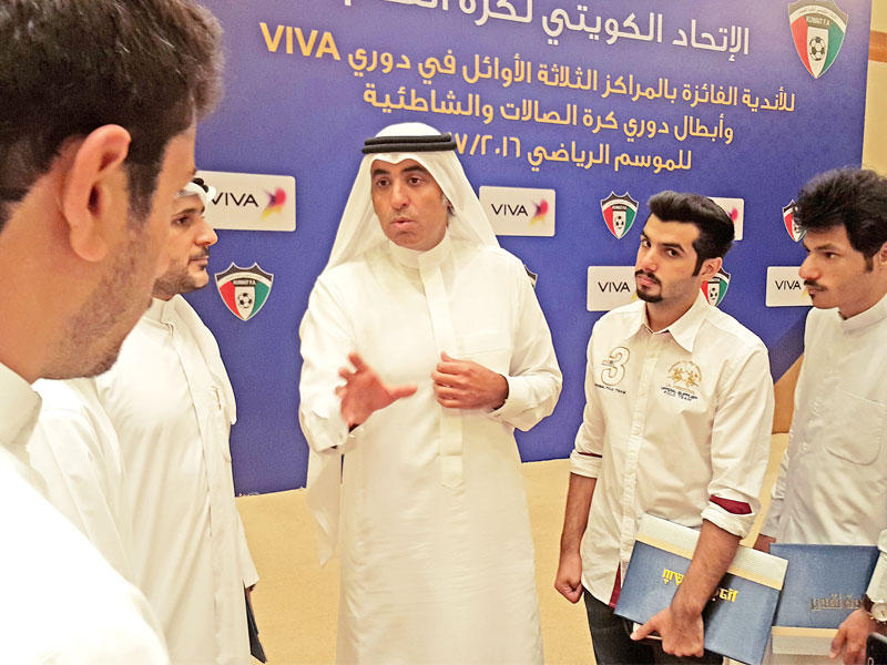 الحساوي خلال اجتماعه مع الحكام الجدد