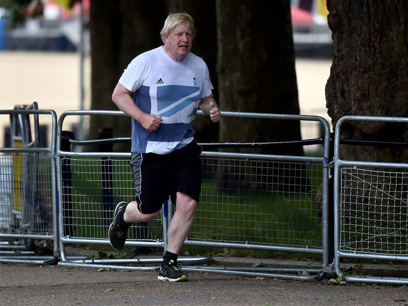 وزير الخارجية بوريس جونسون بجانب منزله في لندن  اليوم (رويترز)