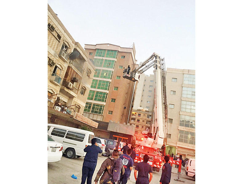 اخلاء السكان في حريق الفروانية