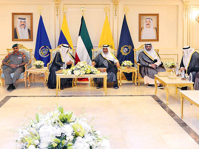 المبارك متوسطاً مستقبليه في نادي الضباط