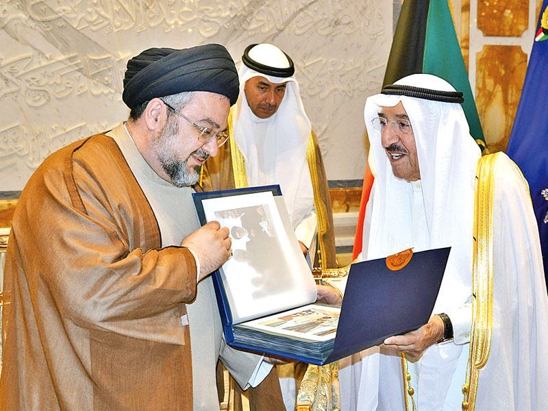 الامير يتسلم من بحر العلوم كتاباً حول نشاطات مؤسسة بحر العلوم الخيرية