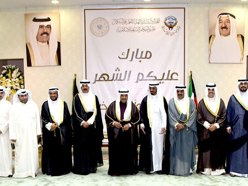 ناصر المحمد متوسطا الخالد واعضاء اللجنة العليا لتطبيق أحكام الشريعة