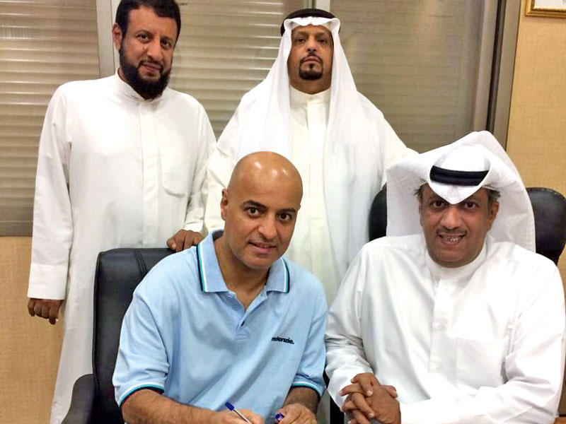 ماهر الشمري مع الركاكة خلال التوقيع