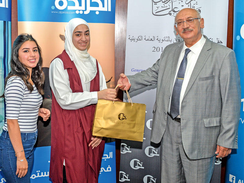 ياسمين الدلال تتسلم هديتهاn