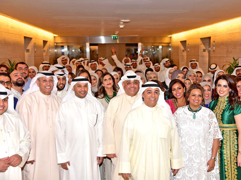 المضف يتقدم الموظفين والعاملين n