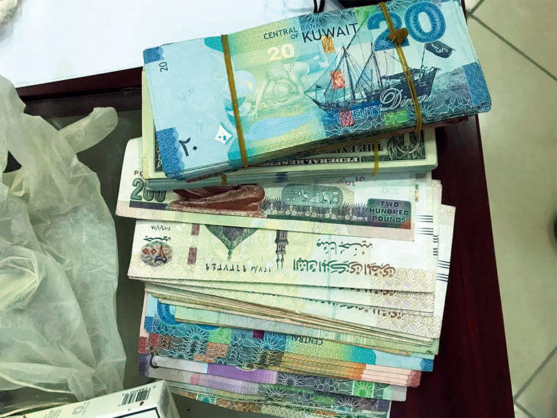 الأموال التي عثر عليها بحوزة المشعوذ