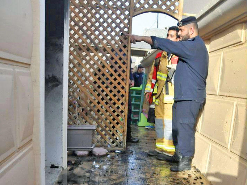 رجال الإطفاء يعاينون موقع الحريق