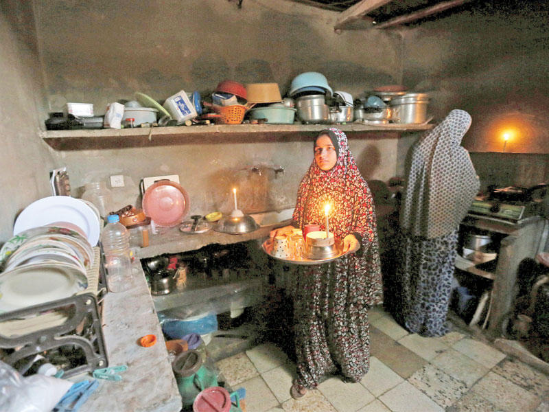 منزل فلسطيني مضاء بالشموع بسبب انقطاع الكهرباء في غزة أمس الأول (رويترز)