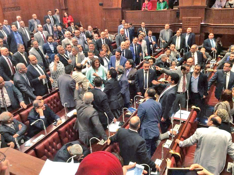 صياح ومشادات بين نواب خلال جلسة مناقشة اتفاقية تيران وصنافير في مقر البرلمان وسط القاهرة أمسt (الجريدة)