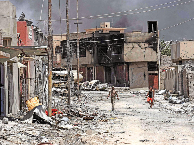 جنود عراقيون خلال معارك في حي الشفاء بالموصل أمسt (أ ف ب)