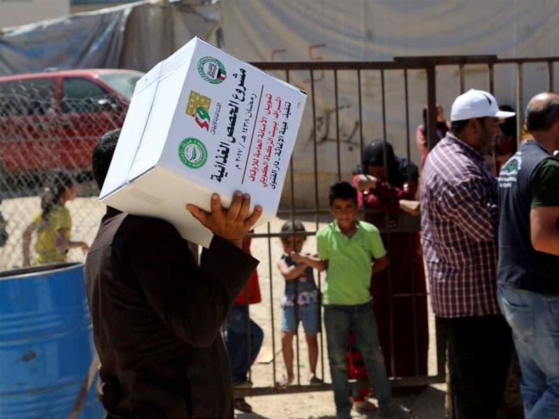 توزيع الحصص الغذائية المقدمة من الاوقاف الكويتية على النازحين السوريين في لبنان