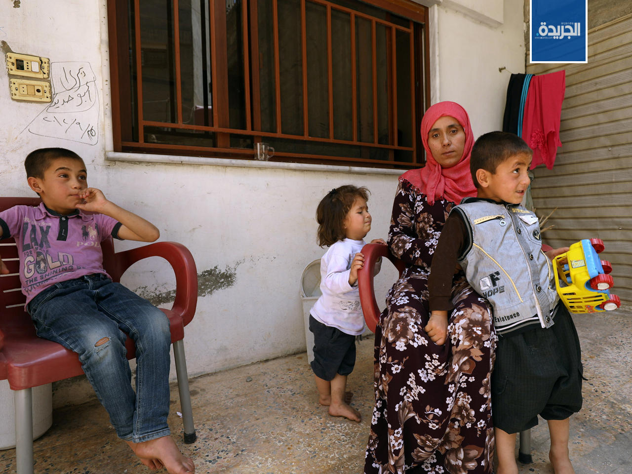 نورا خلف مع أبنائها