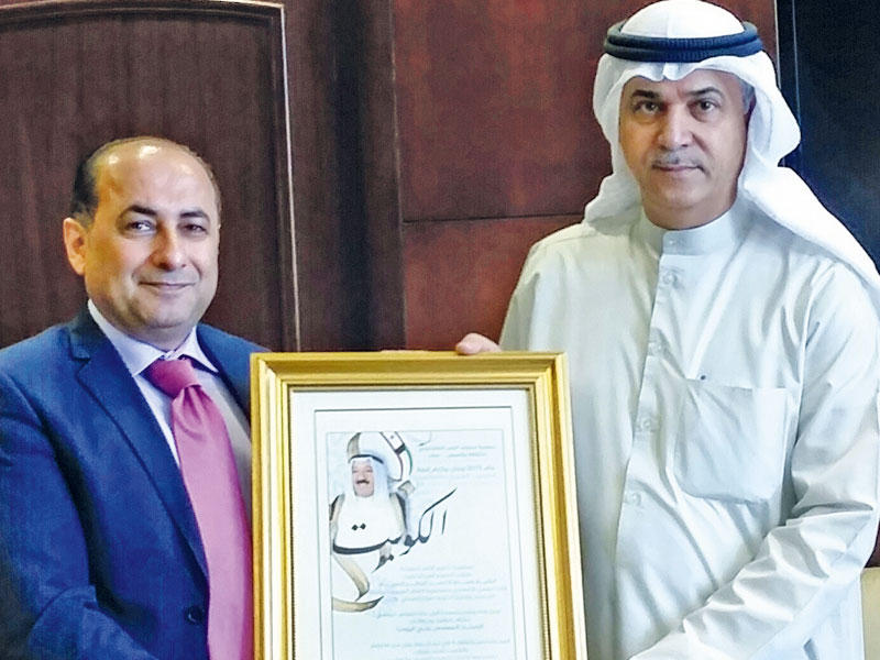 دلال يقدم درع الجمعية للأمين العام للمجلس الوطني للثقافة والفنون والآداب المهندس علي اليوحة