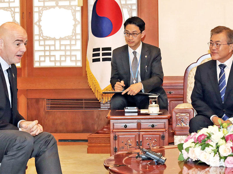 إنفانتينو مع ممثلي كوريا الجنوبية