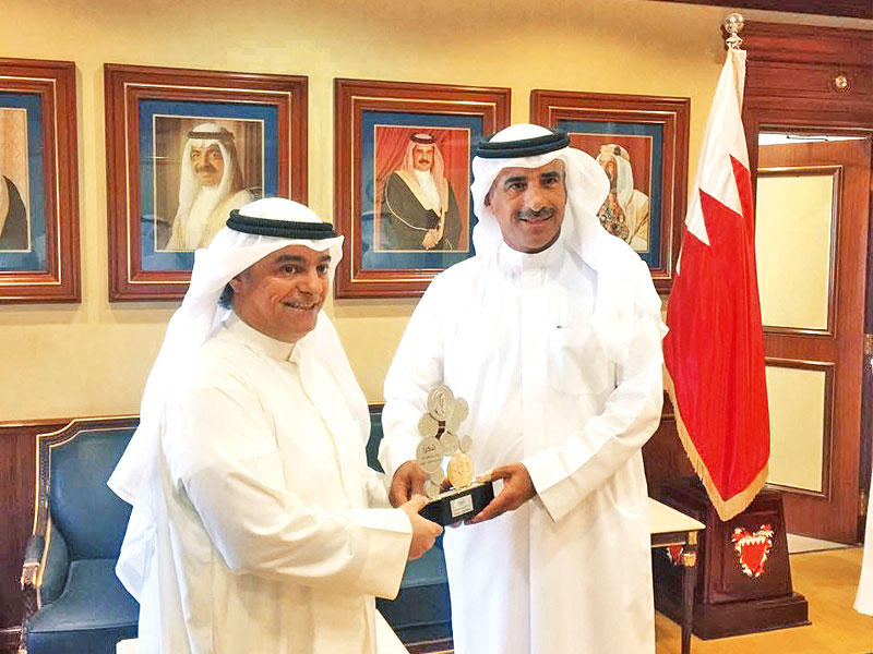 المضف خلال تقديمه هدية تذكارية للوزير الحمر باسم البنك