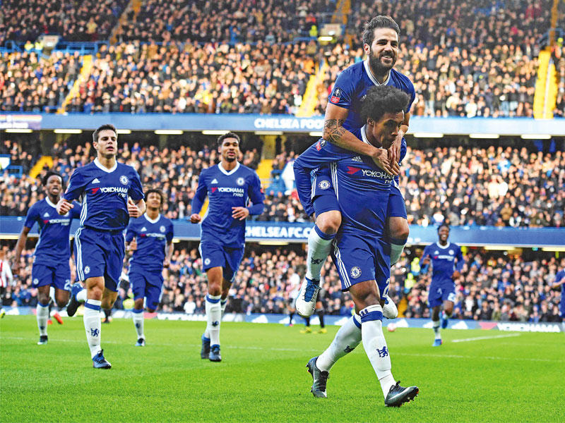 لاعبو تشلسي خلال مباراة الموسم الماضي