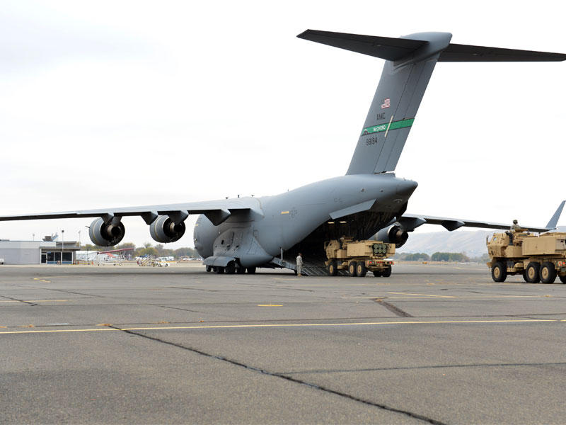 عملية تحميل جوي لنظام هيمارس الأميركيt(أرشيف)