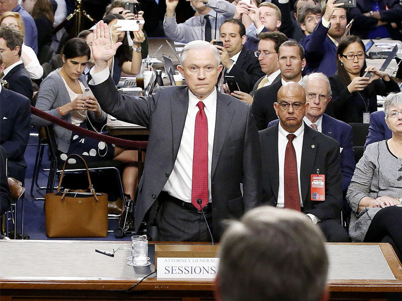 سيشنز يؤدي اليمين قبل البدء بشهادته أمام لجنة الاستخبارات في مجلس الشيوخ بمقر الكونغرس في واشنطن أمس (إي بي أيه)