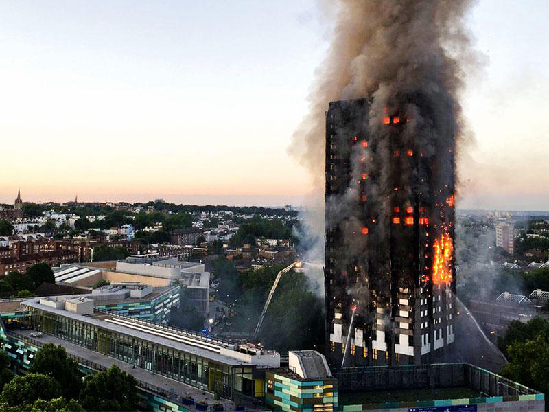 النيران تلتهم البرج غرب لندن صباح أمس (رويترز)