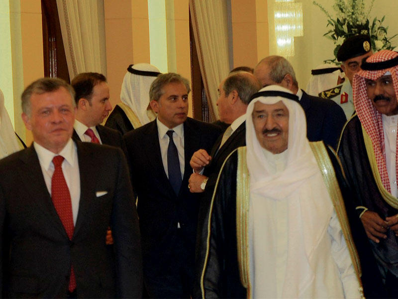 الأمير مودعا الملك عبدالله في ختام الزيارة