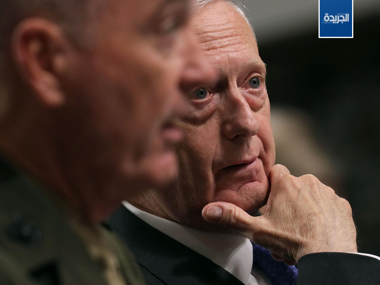 ماتيس يستمع إلى رئيس هيئة الأركان المشتركة الجنرال جوزيف دونفورد أمام لجنة الخدمات المسلحة في مجلس الشيوخ