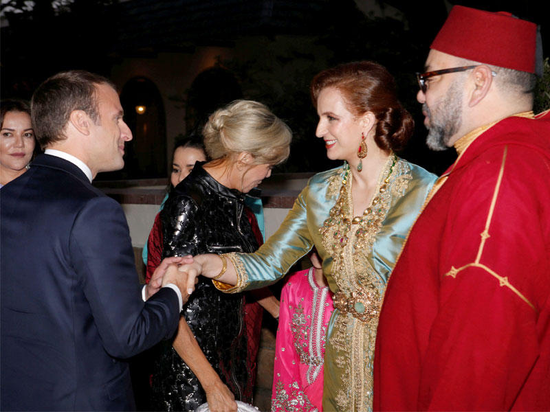 محمد السادس وقرينته الأميرة للا سلمى لدى استقبال ماكرون وسيدة فرنسا الأولى في قصر الرباط مساء أمس الأول  (رويترز)