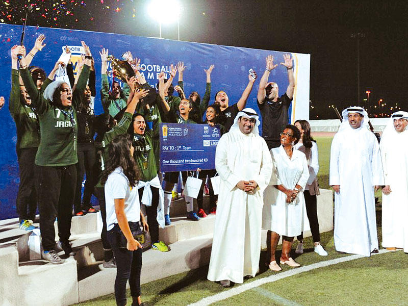 الوزير الروضان والشيخة نعيمة الأحمد ود. فليطح مع الفريق الفائز 