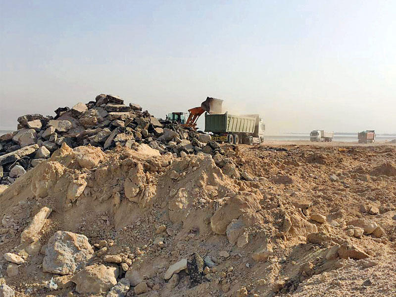 مخلفات في انتظار إزالتها