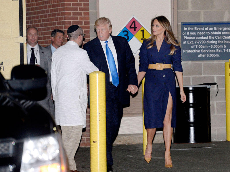 ترامب والسيدة الأميركية الأولى يعودان المصابين في هجوم السكندريا أمس الأول (أي بي أيه)