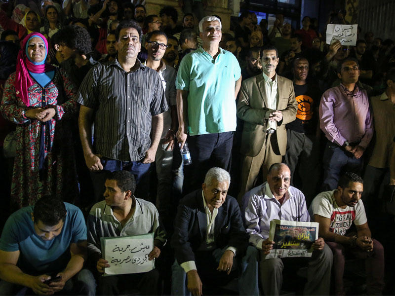 المرشح الرئاسي السابق حمدين صباحي خلال مشاركته في وقفه احتجاجية ضد اتفاقية تيران وصنافير وسط القاهرة مساء الثلاثاء الماضي    (أ ف ب)