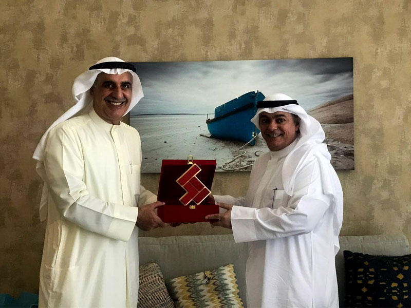 المضف يتلقى هدية تذكارية من نظيره البحريني