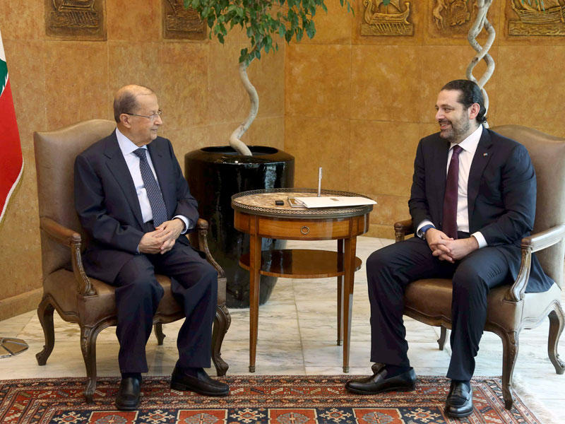 الرئيس اللبناني ميشال عون ورئيس وزرائه سعد الحريري في قصر بعبدا الرئاسي بشرق بيروت قبل اجتماع للحكومة
