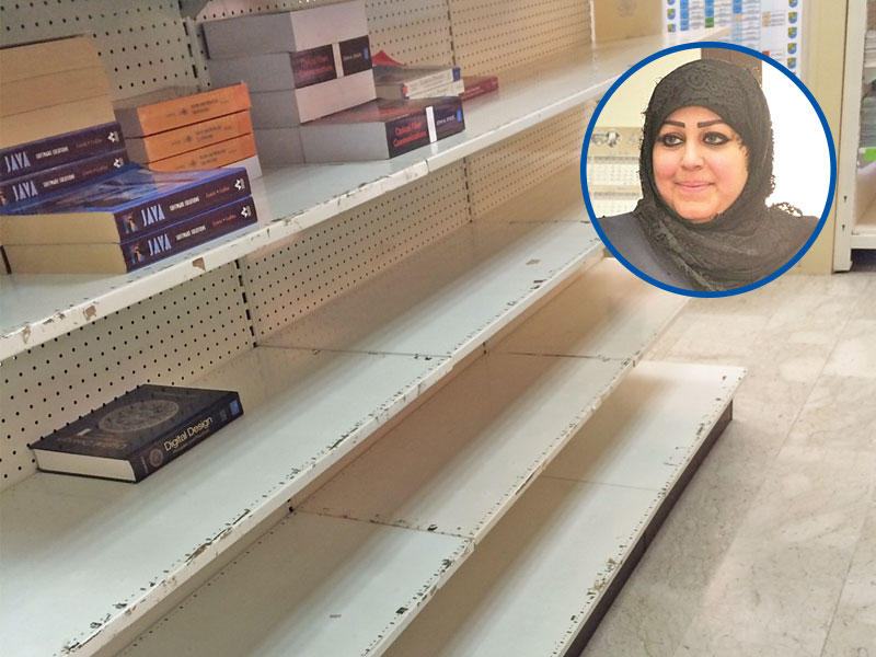  ارفف المكتبة تخلو من الكتب الدراسية وفي الاطار عواطف الحجي