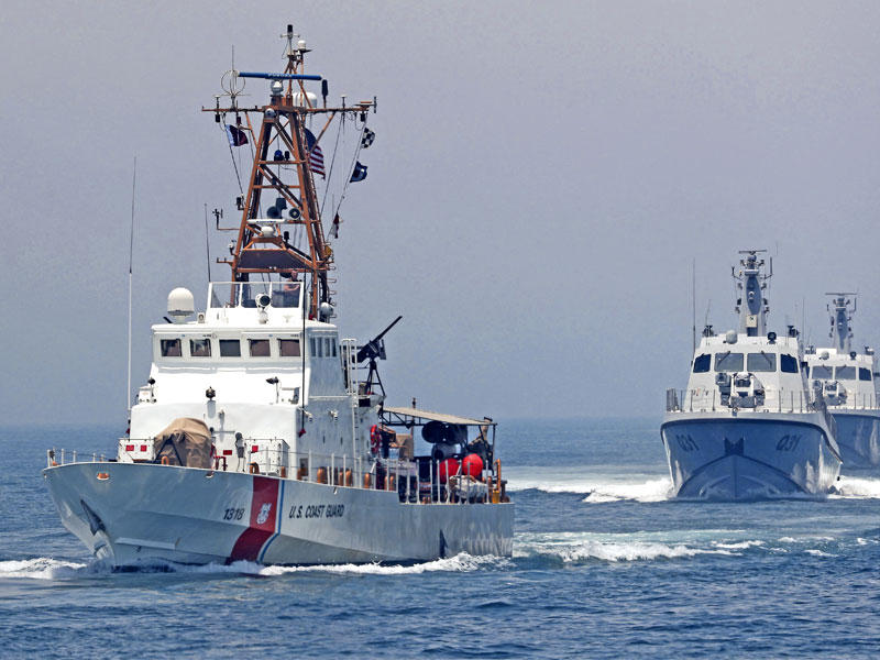 قطع بحرية قطرية مشاركة في مناورات عسكرية مشتركة مع قوات أميركية بالدوحة أمس (أ ف ب)