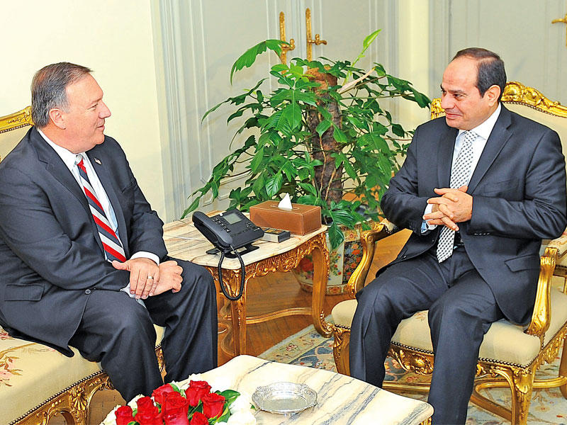 السيسي مستقبلا مدير وكالة الاستخبارات المركزية الأميركية في القاهرة أمس الأول (الجريدة)