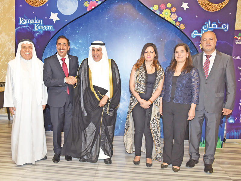 السفير السعودي د.عبدالعزيز الفاير ورئيس البعثة ماهر خير مع عدد من أفراد الجالية اللبنانية